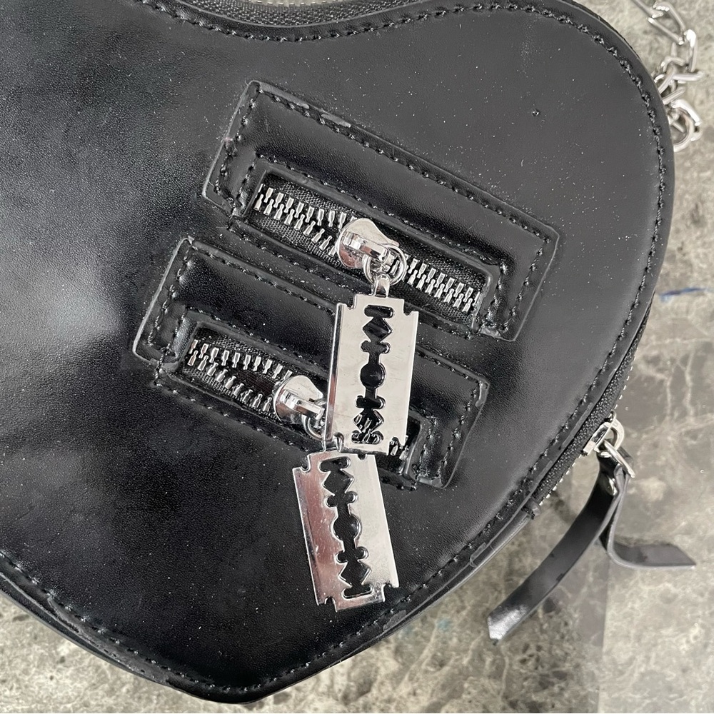 (Fake) Razor Blade Leather Chain Heart Bag - Picture 8 of 16